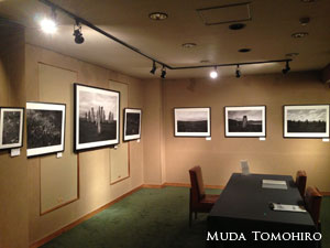 六田知弘写真展「石の時」展示会場