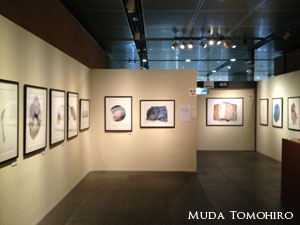 六田知弘写真展「3・11　時のイコン」展示会場